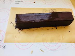 涂抹好后，放到冰箱冷藏30分钟定型。