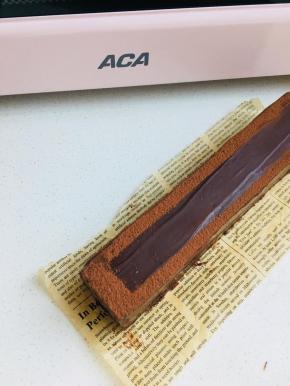 装饰好的蛋糕，放入保鲜盒密封保存。