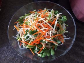 把沥干水份的四种丝丝放入大碗里，青瓜丝和香菜段也一起放入。