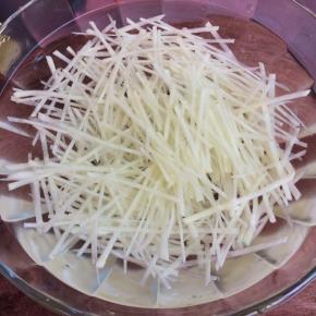 土豆去皮切成成丝，放在大碗里多清洗几遍，把土豆的淀粉质洗去，捞起备用。