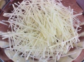 土豆去皮切成成丝，放在大碗里多清洗几遍，把土豆的淀粉质洗去，捞起备用。