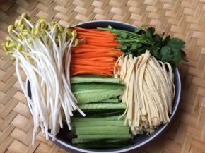 青瓜、红萝卜、豆腐皮洗净后分别切成丝，香菜洗净切段。
