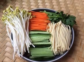 青瓜、红萝卜、豆腐皮洗净后分别切成丝，香菜洗净切段。