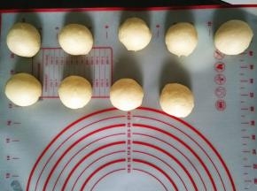将一发好的面团排气，平均分成9份，滚圆，静置15分钟