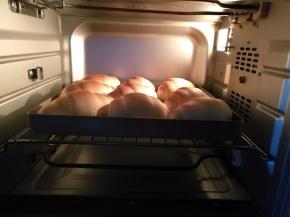 放入预热好的烤箱中层，上下火160度，烘烤20分钟