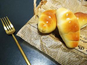 表面上色均匀后即可出炉，趁热抹油