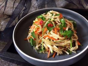 酸辣可口又开胃，放冰箱冷藏一会更好吃哦。