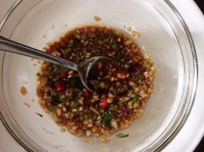 把大蒜瓣、小米辣切碎放入碗里，加入10克陈醋、5克味事达味极鲜酱油、5克橄榄油、2克y白糖、2克盐（里面我切了几根香菜梗）搅拌一下备用。
