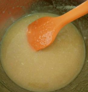 在盆里加入糖浆、玉米油、碱水，然后搅拌均匀。