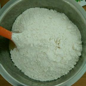 加入面粉揉到看不见干粉。