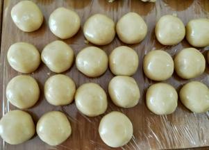 时间到后拿出饼皮分成20克一个。