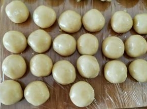 时间到后拿出饼皮分成20克一个。