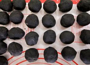 芝麻馅30克一个全部搓圆。（我用的是50克的月饼模，不喜欢皮太薄）