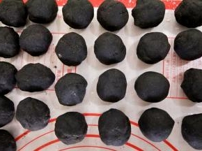 芝麻馅30克一个全部搓圆。（我用的是50克的月饼模，不喜欢皮太薄）