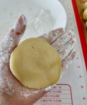 取一饼皮用手掌压成饼状。