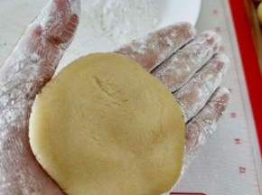 取一饼皮用手掌压成饼状。