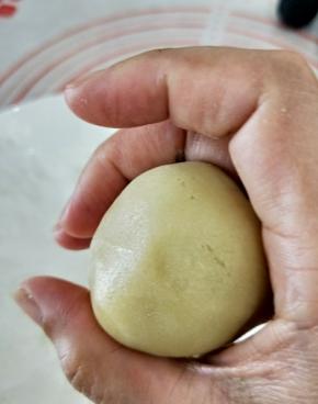 先用虎口慢慢往下推。