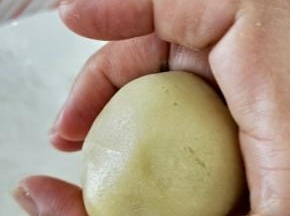 先用虎口慢慢往下推。