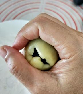 收口的时候用虎口慢慢往上推，搓圆。