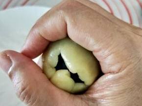 收口的时候用虎口慢慢往上推，搓圆。