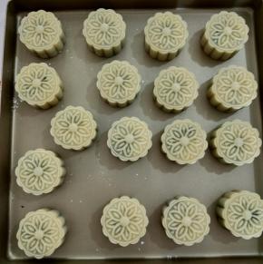 依次压好月饼，表面喷水。放到烤箱烤五分钟定型。