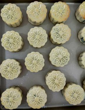 五分钟后拿出来刷蛋黄，(一个蛋黄加一勺蛋清)再放到烤箱上管160度，下管140度烤八分钟。