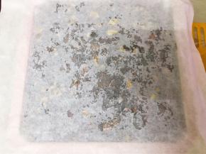 用刮板慢慢压紧压实压平，盖上保鲜膜放入冰箱冷藏几个小时