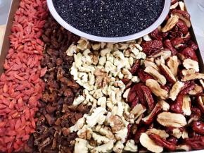 黑芝麻我用的炒熟的，如果是生的要提前炒熟
红枣去核切条，桂圆干剪小条，烤好的核桃仁去除部分脱落的表皮，枸杞准备好
辅料全部准备好