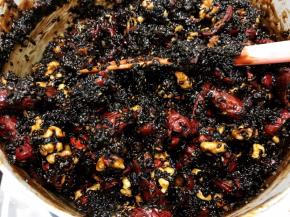 分两次加入黑芝麻，加入黑芝麻就不好搅拌了，尽量快速搅拌匀