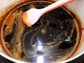 烊化好的阿胶全部融化，最小火慢慢加热
（如果没有融化，可以隔热水加热至融化后再熬）