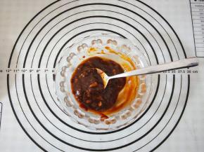 主料全部放入碗里混合均匀