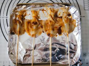 鱿鱼串好，两面刷酱