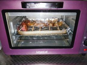 200℃预热烤箱，中层上下火烤15分钟，期间翻面一次