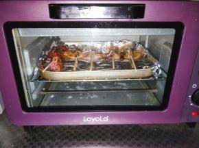 200℃预热烤箱，中层上下火烤15分钟，期间翻面一次