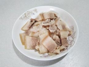 肥肉放冷水锅中煮30分钟，冷却后切片。