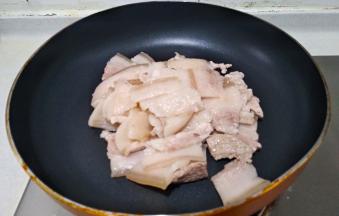 肉片放入锅中煸炒