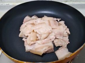 肉片放入锅中煸炒