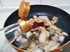 倒入少许生抽