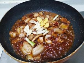 放入葱姜蒜