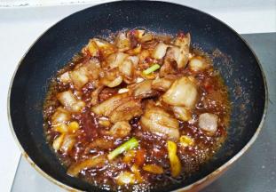 翻炒10秒后舀出，锅里留底油。