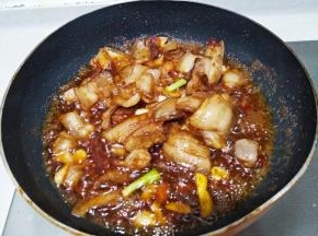 翻炒10秒后舀出，锅里留底油。