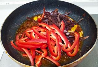 倒入甜椒木耳丝