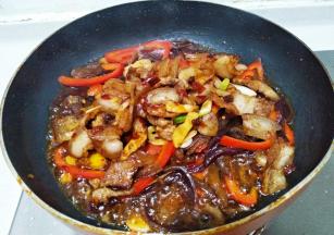 倒入炒过的肉片