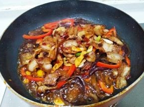 倒入炒过的肉片