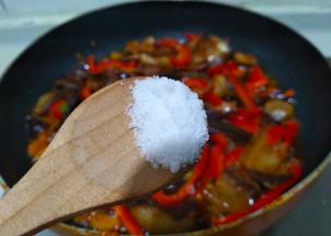 放少许盐翻炒均匀