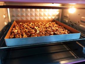 核桃仁放入预热好的烤箱中层150度上下火烤10分钟左右至酥脆