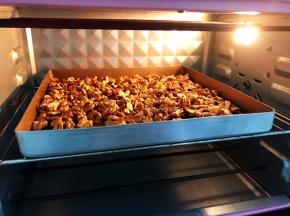 核桃仁放入预热好的烤箱中层150度上下火烤10分钟左右至酥脆