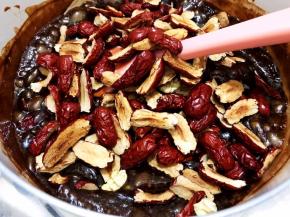 加入红枣条拌匀