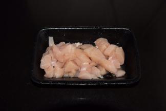 鸡胸肉切小块，加盐和料酒腌制