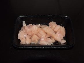 鸡胸肉切小块，加盐和料酒腌制
